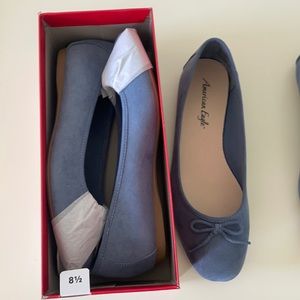 American Eagle ladies size 81/2 blue flats.